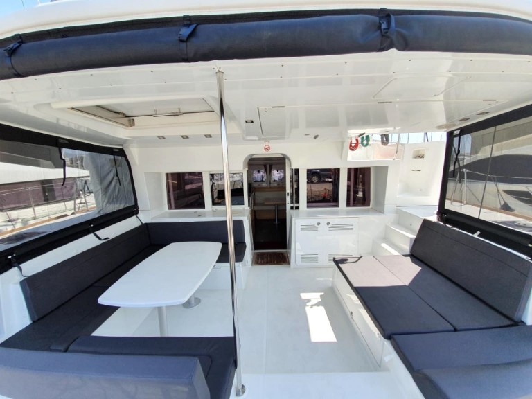 Catamaran à louer à Álimos au meilleur prix