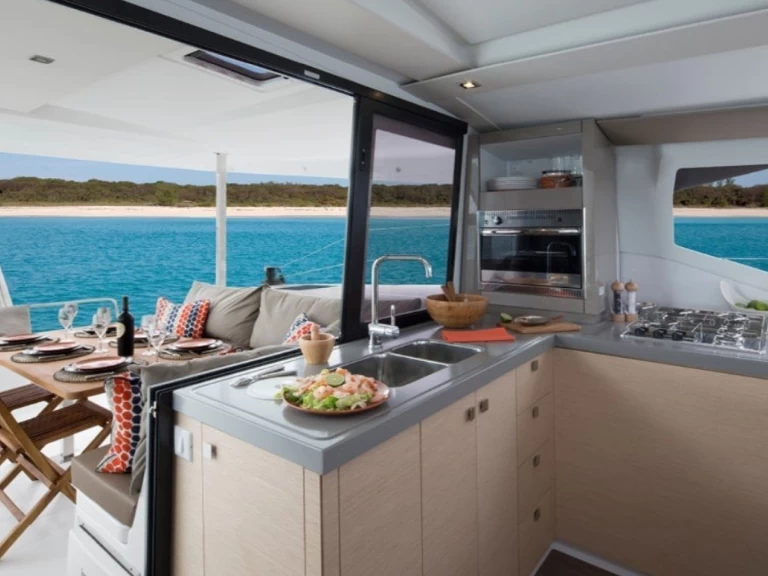 Louez un Fountaine Pajot Lucia 40 à Le Marin