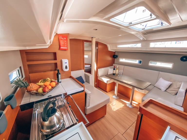 Location bateau Jeanneau Sun Odyssey 410 à Álimos sur Samboat