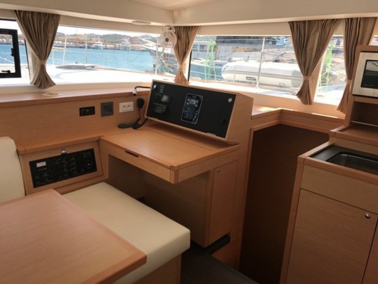 Catamaran à louer à Lávrio au meilleur prix