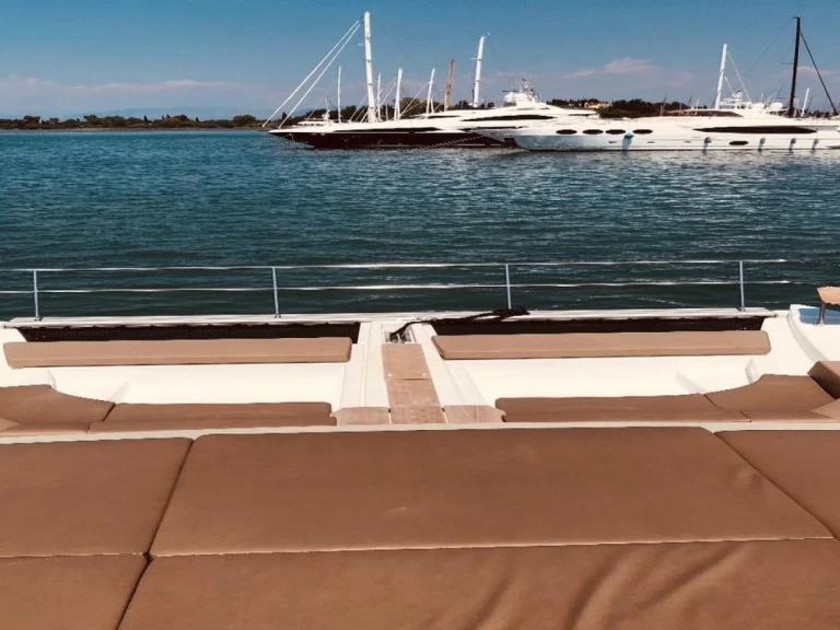 Bateau à moteur à louer à Lefkáda au meilleur prix