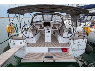 Jeanneau Sun Odyssey 410 między profesjonalistami a osobami prywatnymi w Port de Lefkada