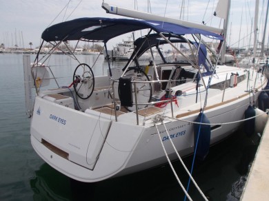 Hire Sailboat Jeanneau with a boat licence