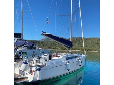 Charter a Bénéteau Oceanis 34.1 in Marina Cala dei Sardi on Samboat