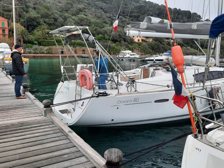 Location bateau Bénéteau Oceanis 40 à Bormes-les-Mimosas sur Samboat