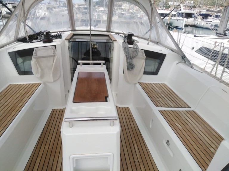 Louez un Bénéteau Oceanis 38.1 à Seget Donji