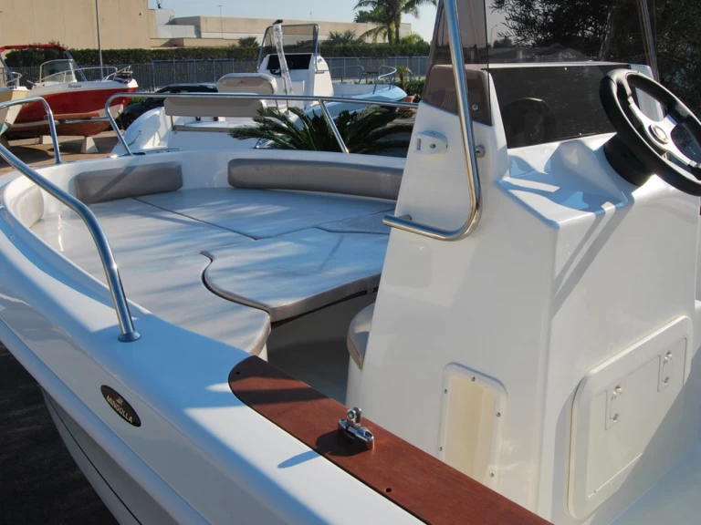 Bateau à moteur à louer à Torre Vado au meilleur prix