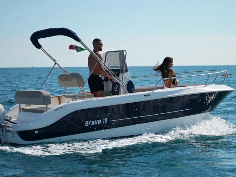 Location Bateau à moteur Mingolla avec permis