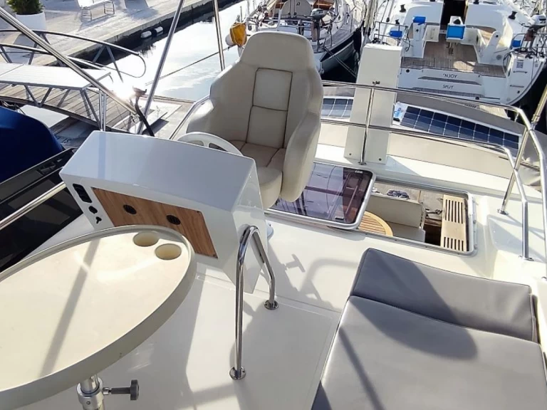 Louez un Cobra Yachts Futura 40 Grand Horizon à Trogir