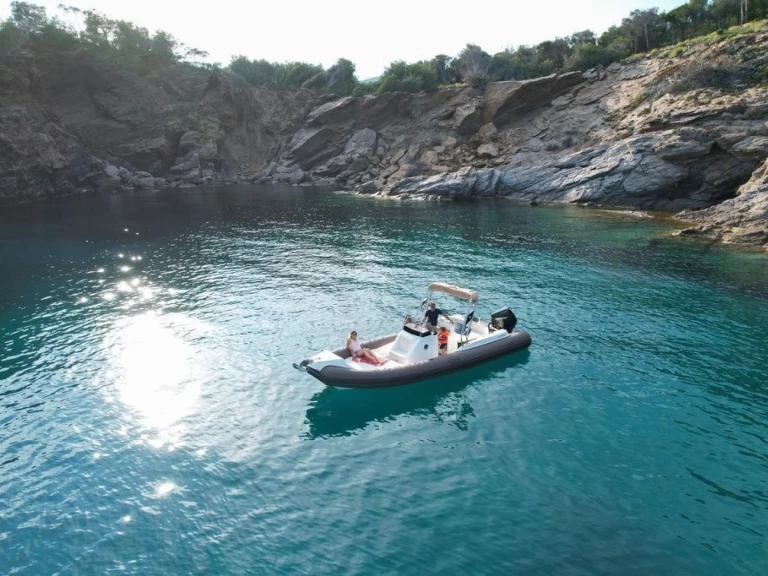 Semi-rigide à louer à Cavalaire-sur-Mer au meilleur prix