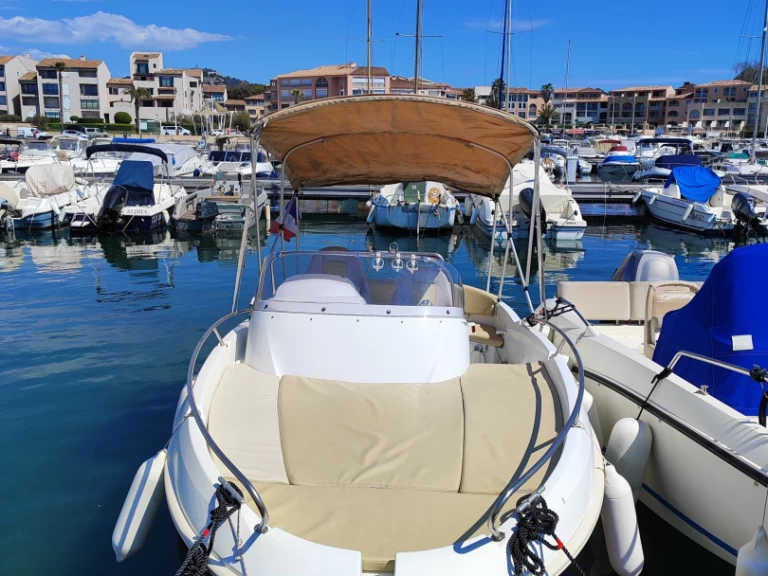 Louer Bateau à moteur avec ou sans skipper Bénéteau à Six-Fours-les-Plages