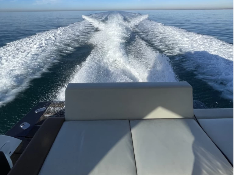 Bateau à moteur à louer à Nettuno au meilleur prix