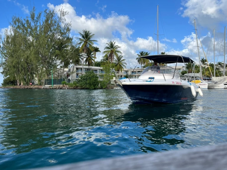 Location bateau Les Trois-Îlets pas cher Cap Camarat 715 WA