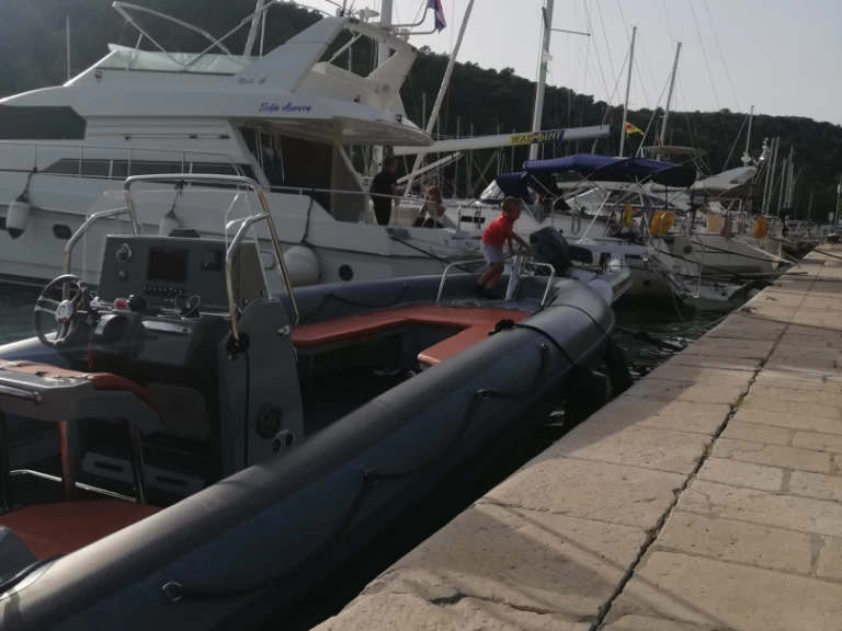 Location Semi-rigide Marlin Boat avec permis