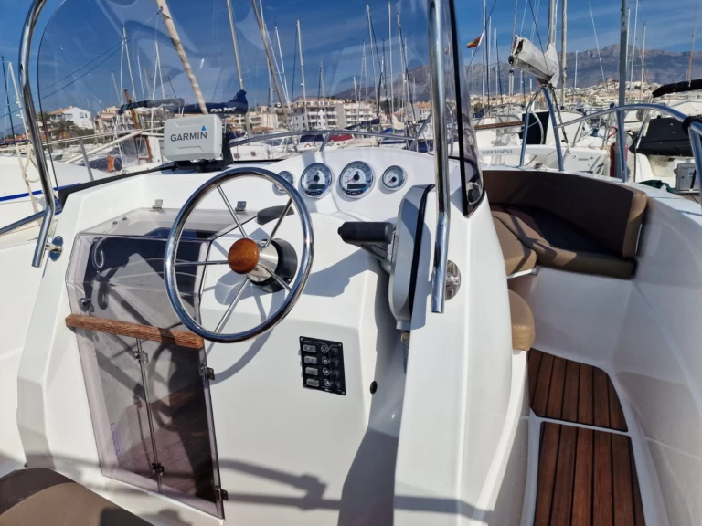 Location Bateau à moteur Polyester Yacht avec permis