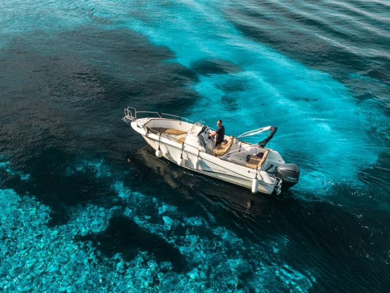 Louer Bateau à moteur avec ou sans skipper Jeanneau à Vela Luka