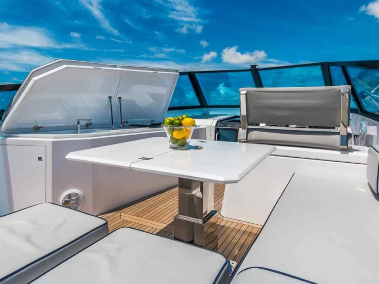 EVO Yachts R4 a louer à Bonifacio