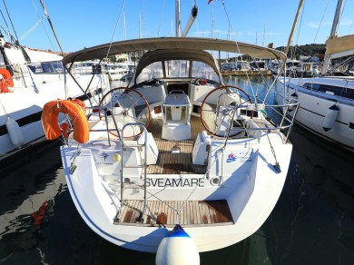 Hire Sailboat Jeanneau with a boat licence