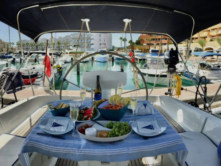 Louer Voilier avec ou sans skipper Jeanneau à Puerto Sotogrande (Marina)