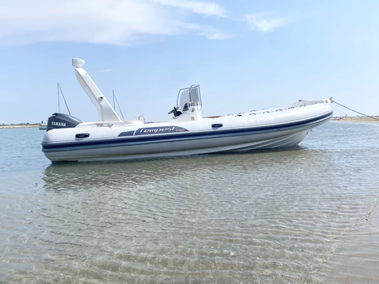 Location bateau Port-Camargue pas cher Tempest 750