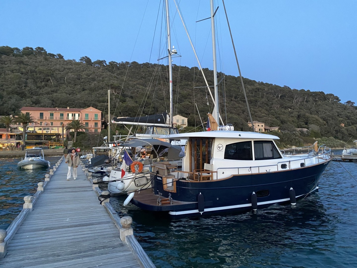 Location Bateau à moteur sasga 34 HT (TANGA) CavalairesurMer SamBoat