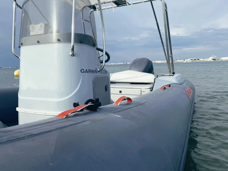 Louer Semi-rigide avec ou sans skipper Capelli à Port-Camargue