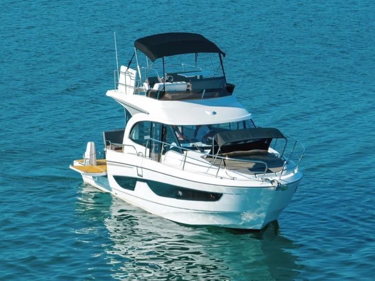 Location Bateau à moteur à Pirovac - Bénéteau Antares 11 FLY