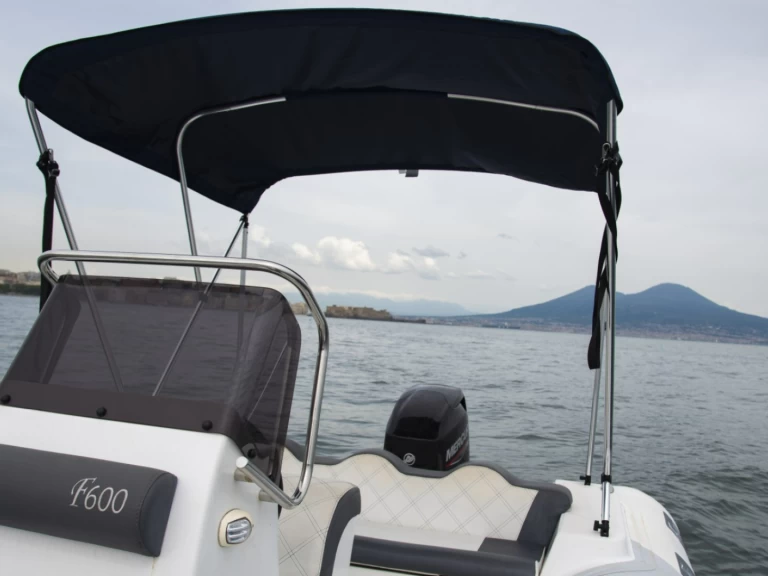 Location bateau DOMAR f600 à Naples sur Samboat