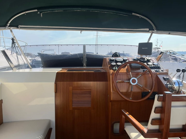 Location à Juan-les-Pins - Cantieri di Venezia Mistral 31 sur SamBoat