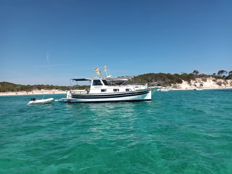 Location Bateau à moteur Majoni avec permis