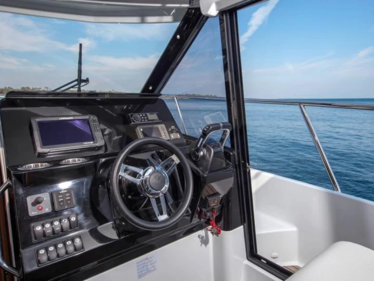 Location bateau Saint-Laurent-du-Var pas cher Merry Fisher 1095