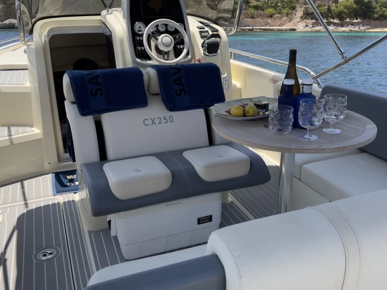 Bateau à moteur à louer à Port Adriano au meilleur prix