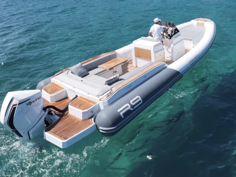 Renier Renier R9 Tourer a louer à Port du Lavandou