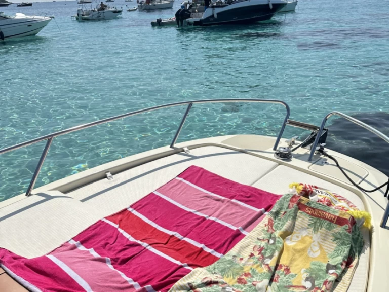 Location bateau Invictus  Invictus 240 CX à Mandelieu-la-Napoule sur Samboat