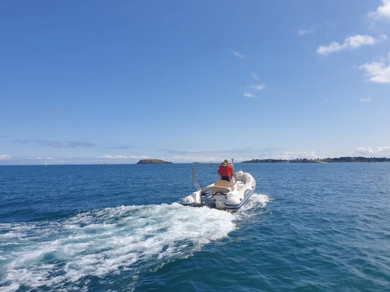 Louer Semi-rigide avec ou sans skipper Capelli à Saint-Malo