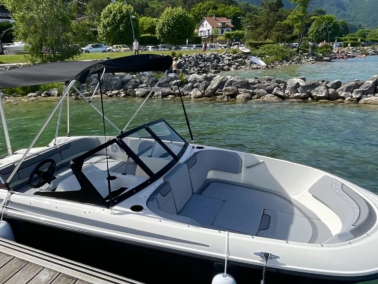 Louez un Bayliner M17 à Aix-les-Bains
