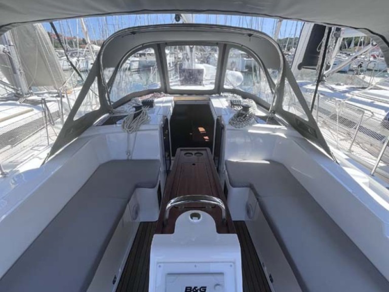 Location bateau Pula pas cher Bavaria C38