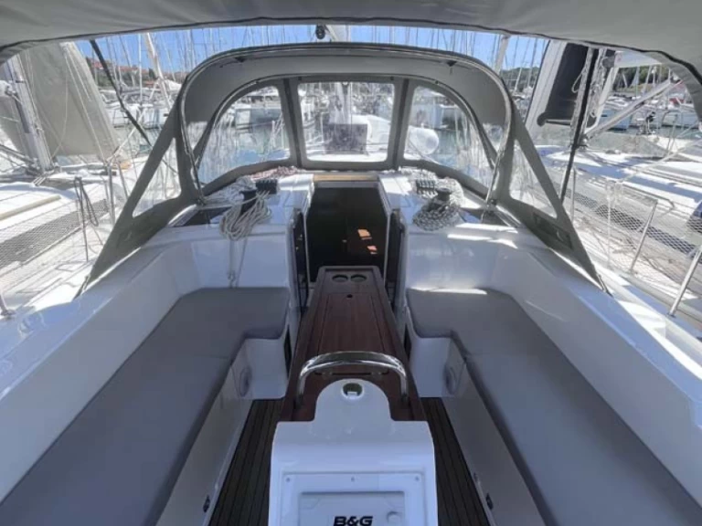 Location bateau Pula pas cher Bavaria C38