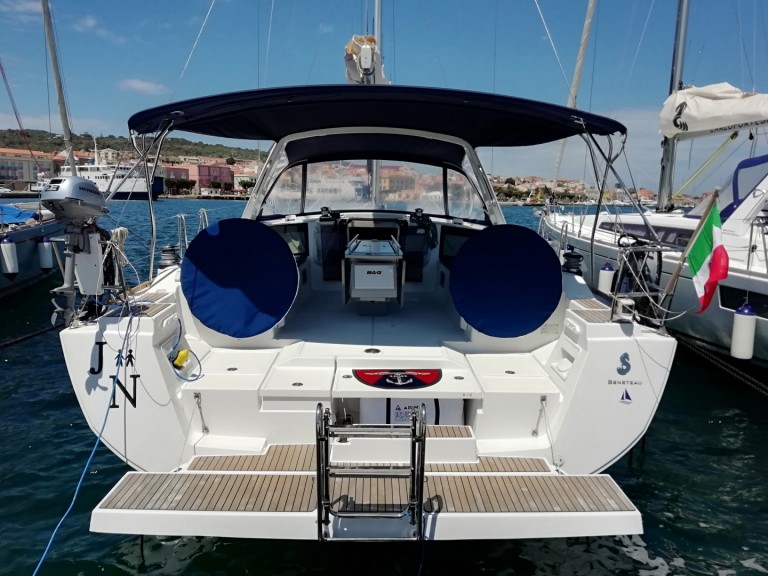 Location bateau Carloforte pas cher Oceanis 45