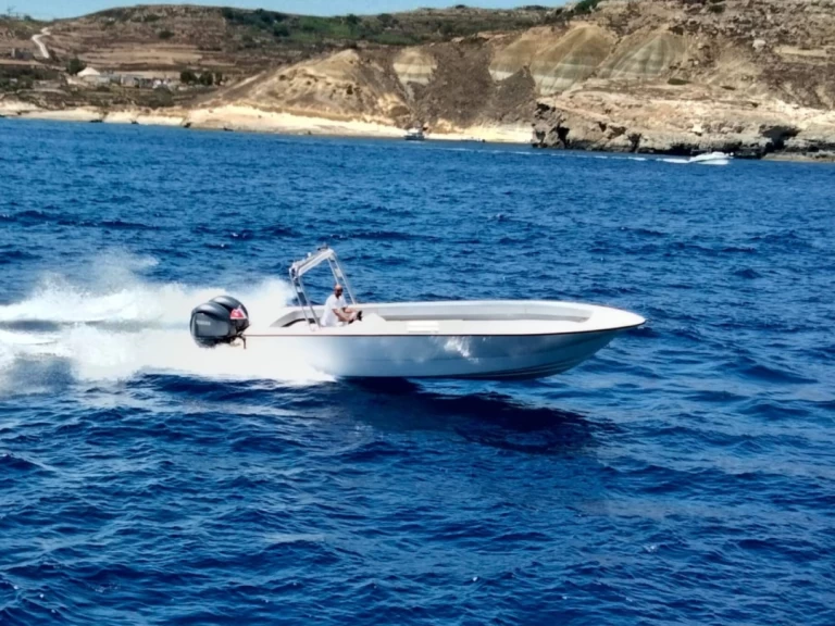 Location Bateau à moteur Crown avec permis