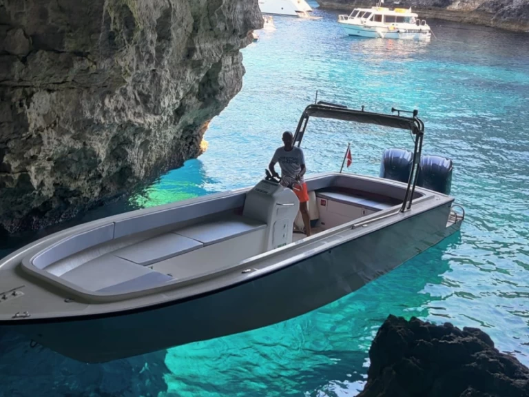 Location Bateau à moteur à Xemxija - Crown Coronet