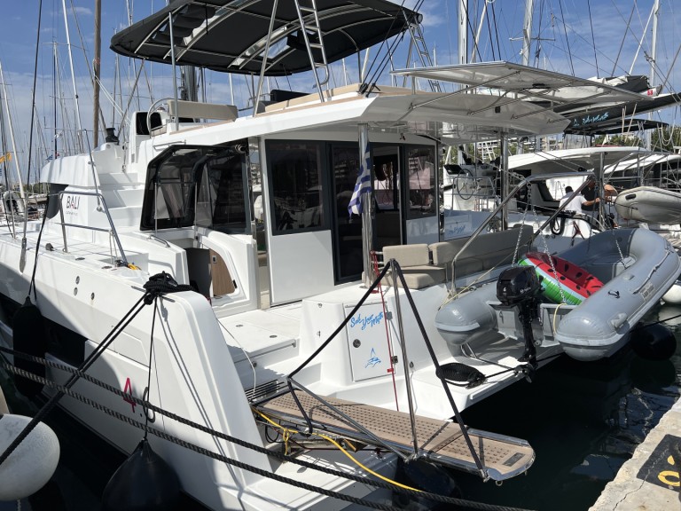 Catamaran à louer à Alimos Marina au meilleur prix