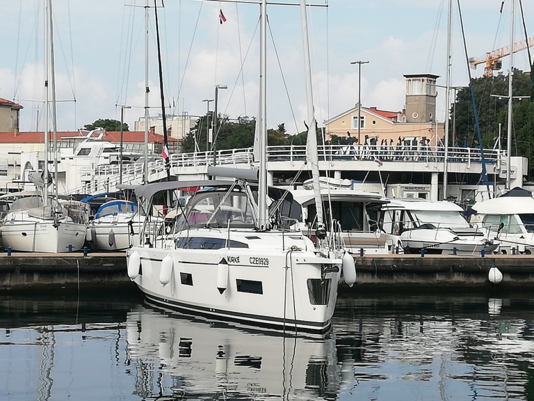Louez un Bavaria Bavaria C38 (2 heads) à Zadar
