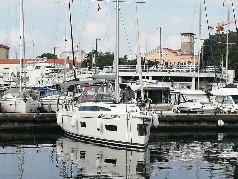 Louez un Bavaria Bavaria C38 (2 heads) à Zadar