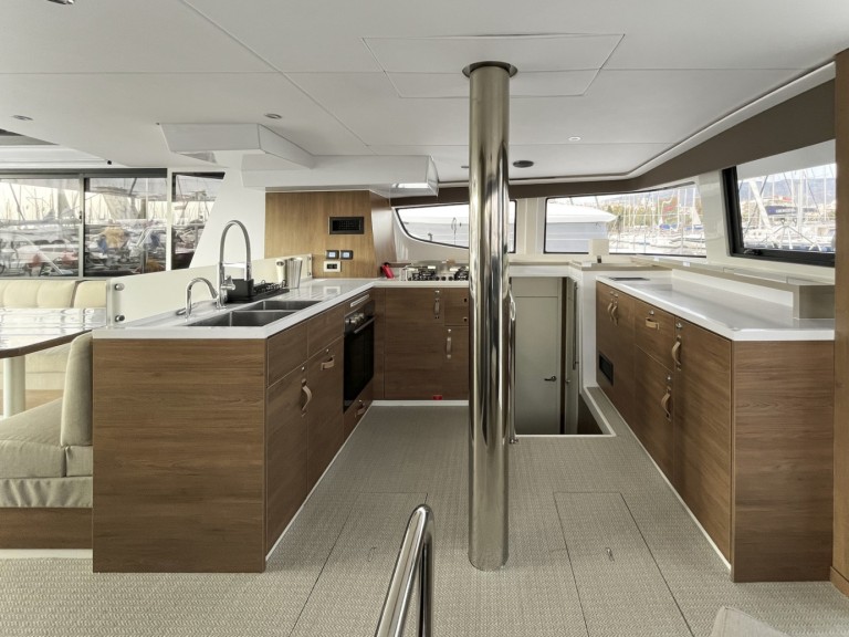 Catamaran à louer à Álimos au meilleur prix