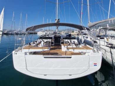 Sailboat to hire Kaštela at the best price