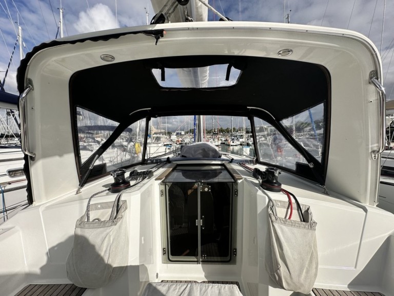 Louez un Bénéteau Oceanis 38.1 à La Rochelle