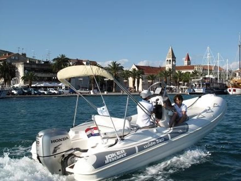 Semi-rigide à louer à Aci Castello au meilleur prix