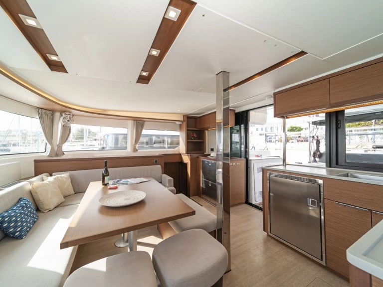 Catamaran à louer à Nikiána au meilleur prix