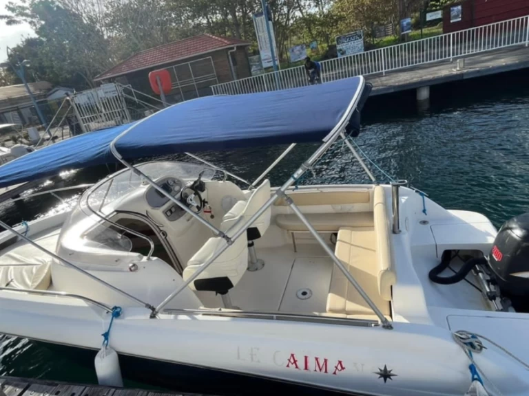 Bateau à moteur à louer à Les Trois-Îlets au meilleur prix